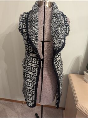 Textured Open-Front Black & White Sleeveless Sweater Vest
